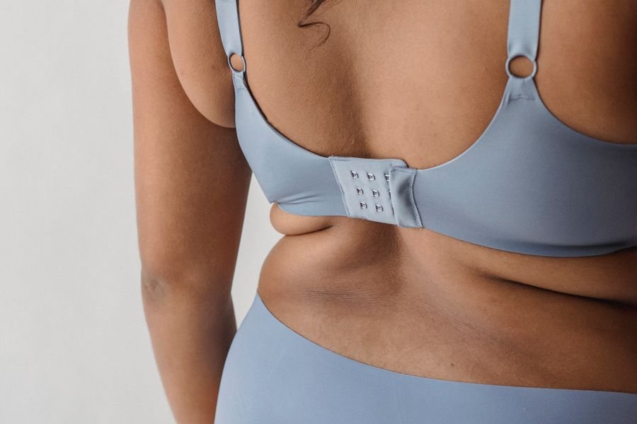 Everyday bra with supportive back fastening
